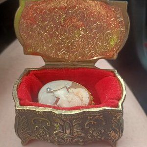 Vintage cameo brooch pendant